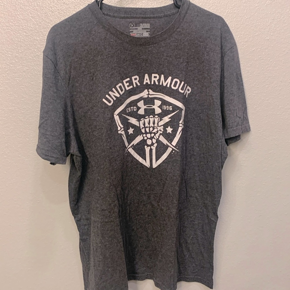 This is a mens extra large under armor tee